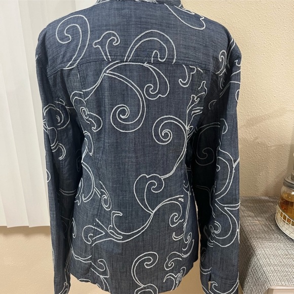 CHICOS LONG SLEEVE BOTTOM SHIRT OR JACKET SIZE 2. - Picture 4 of 16